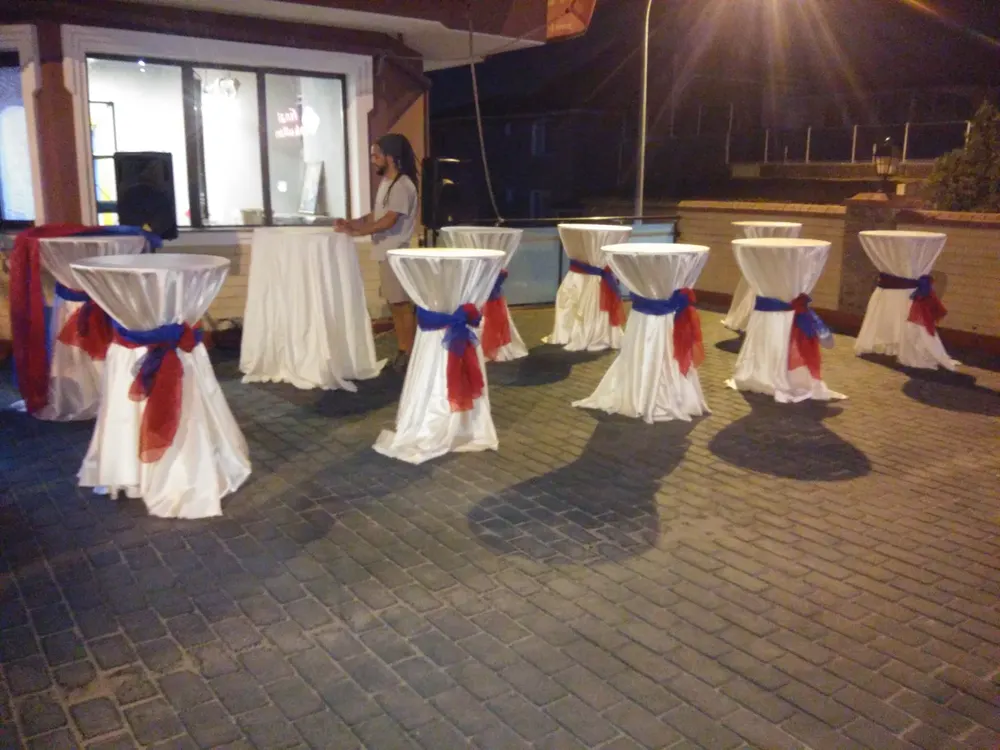 Kokteyl Bistro Masası örneği, profesyonel kurulum — Esin Balon