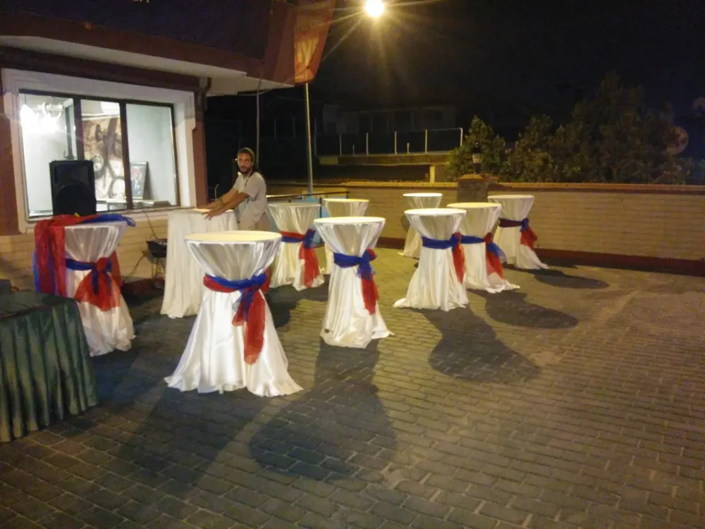 Kokteyl Bistro Masası örneği, profesyonel kurulum — Esin Balon