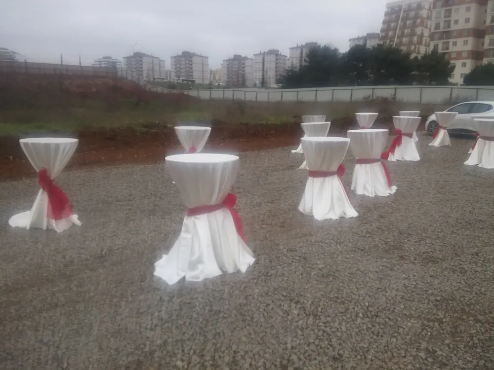 Kokteyl Bistro Masası örneği, profesyonel kurulum — Esin Balon