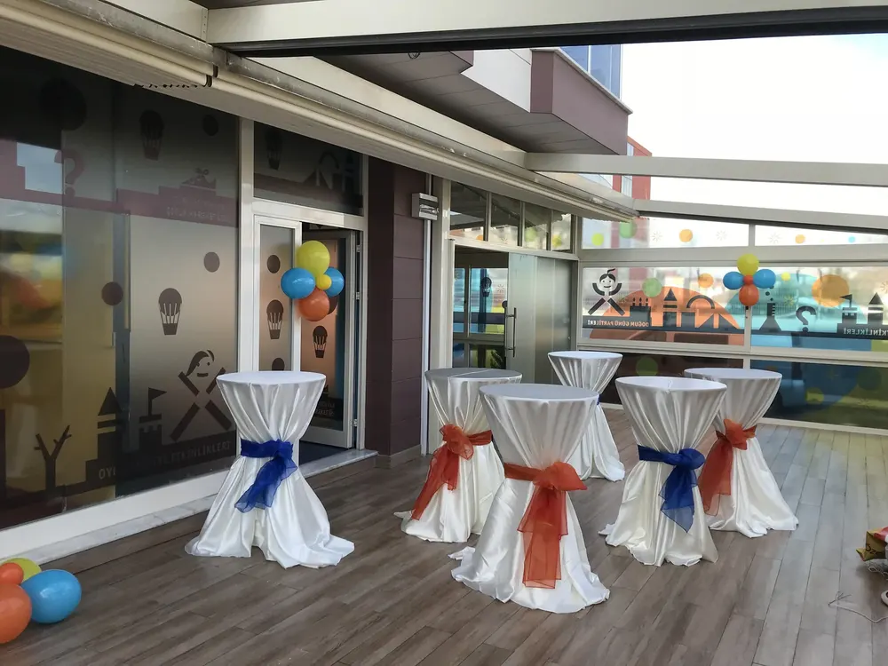 Kokteyl Bistro Masası örneği, profesyonel kurulum — Esin Balon