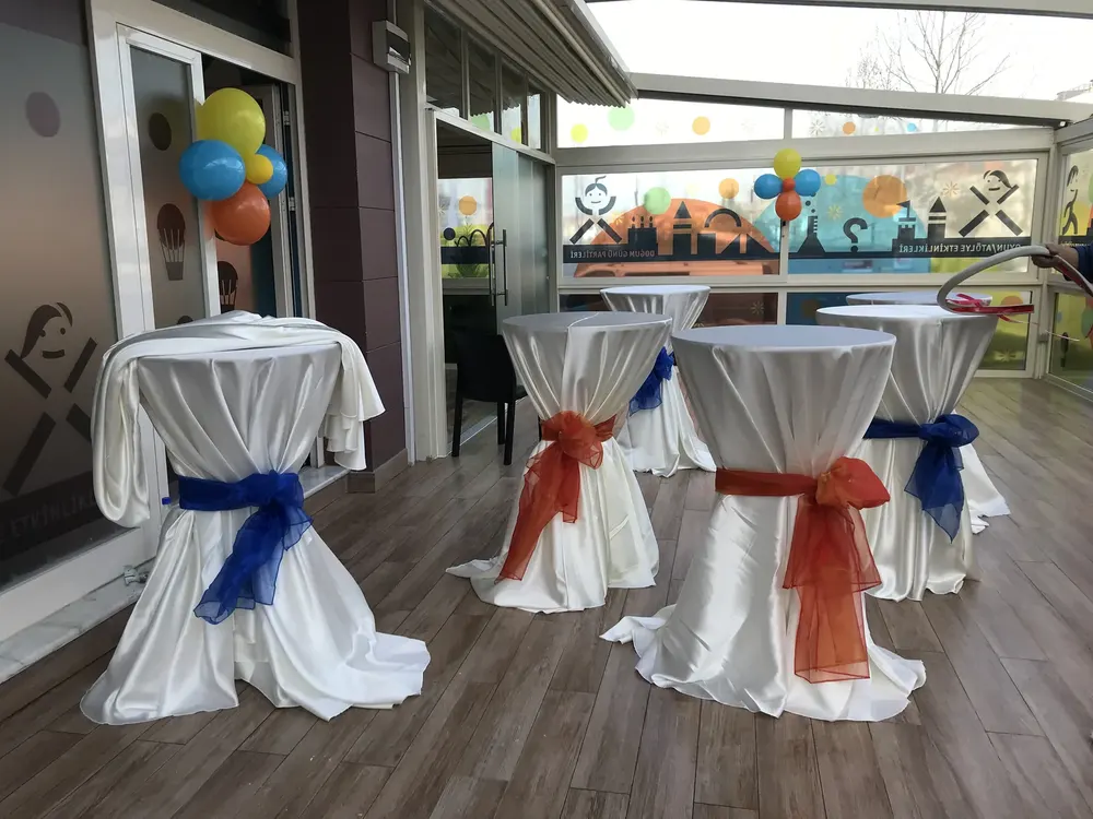 Kokteyl Bistro Masası örneği, profesyonel kurulum — Esin Balon