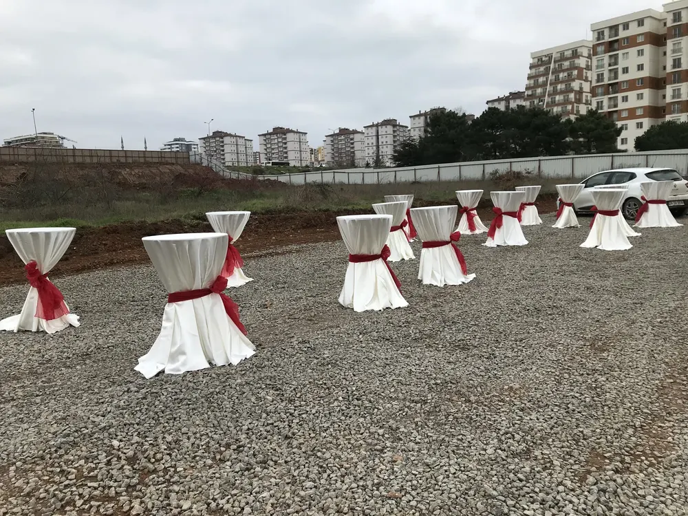Kokteyl Bistro Masası örneği, profesyonel kurulum — Esin Balon