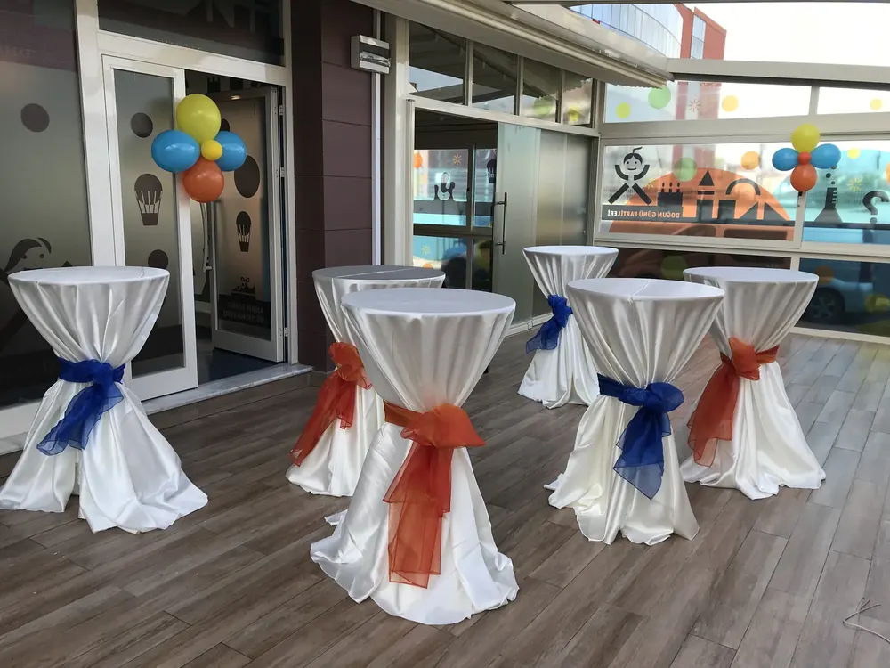 Kokteyl Bistro Masası örneği, profesyonel kurulum — Esin Balon