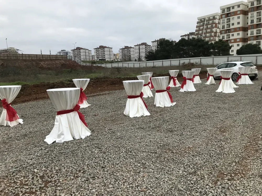 Kokteyl Bistro Masası örneği, profesyonel kurulum — Esin Balon