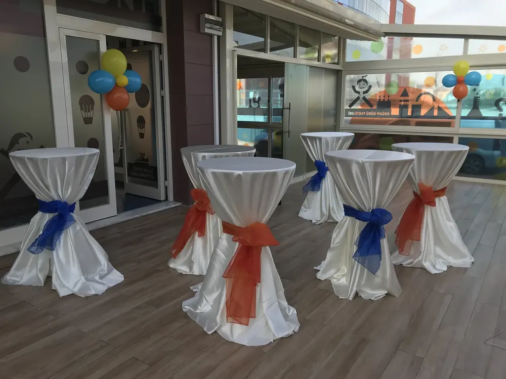 İstanbul kokteyl bistro masası uygulaması — Esin Balon organizasyon