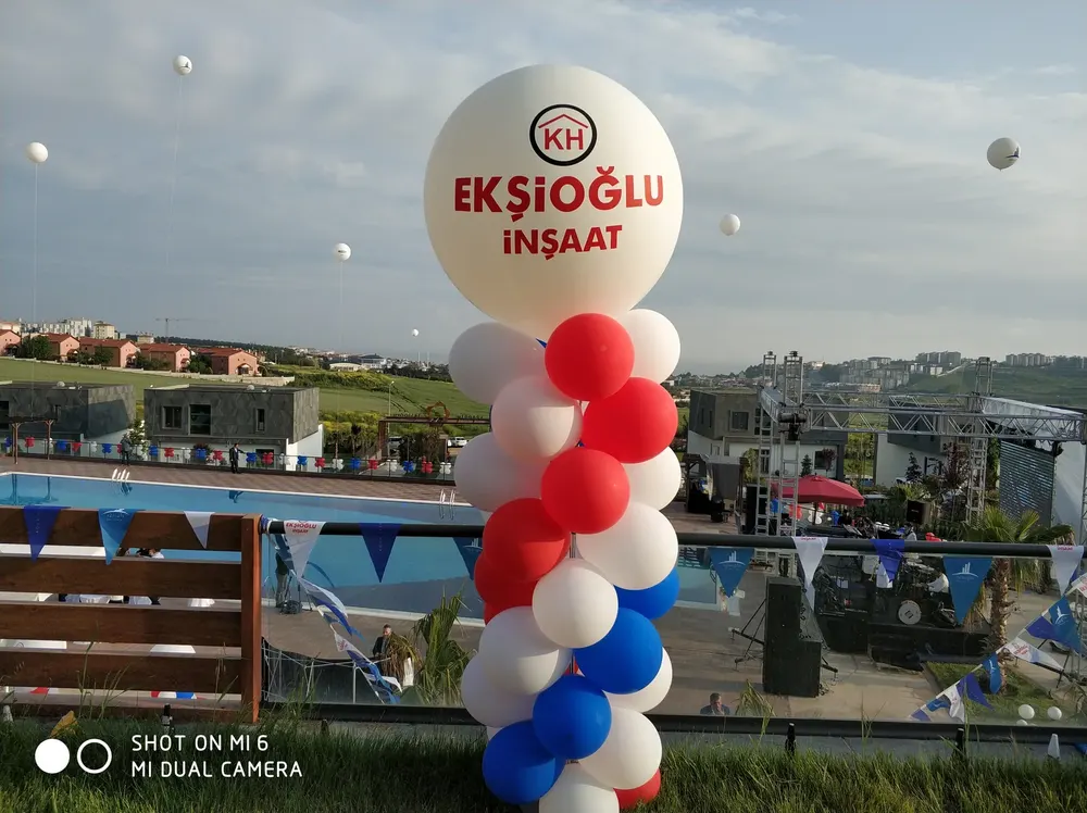 Kokteyl Bistro Masası örneği, profesyonel kurulum — Esin Balon