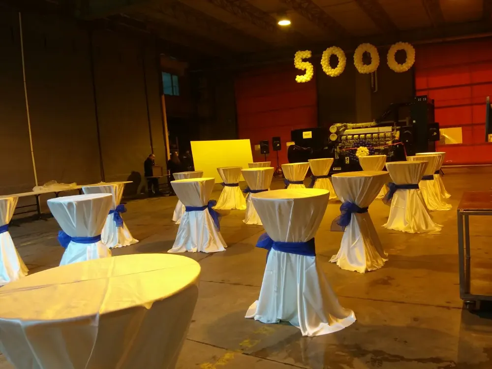 Kokteyl Bistro Masası örneği, profesyonel kurulum — Esin Balon