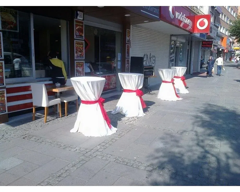 Kokteyl Bistro Masası örneği, profesyonel kurulum — Esin Balon