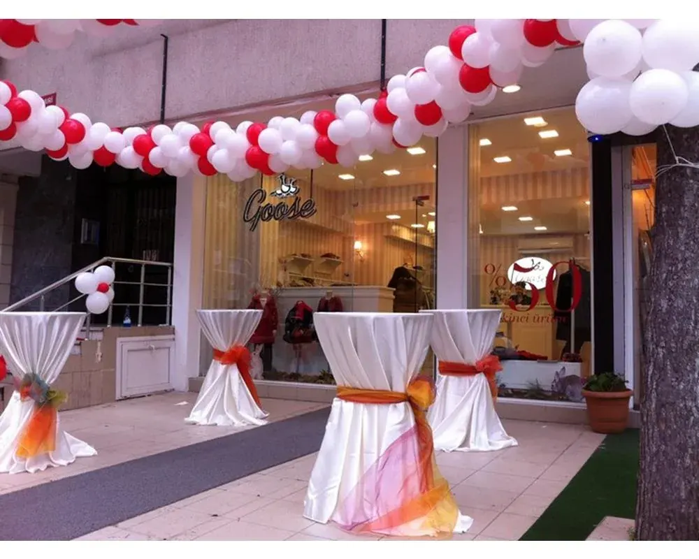 Kokteyl Bistro Masası örneği, profesyonel kurulum — Esin Balon