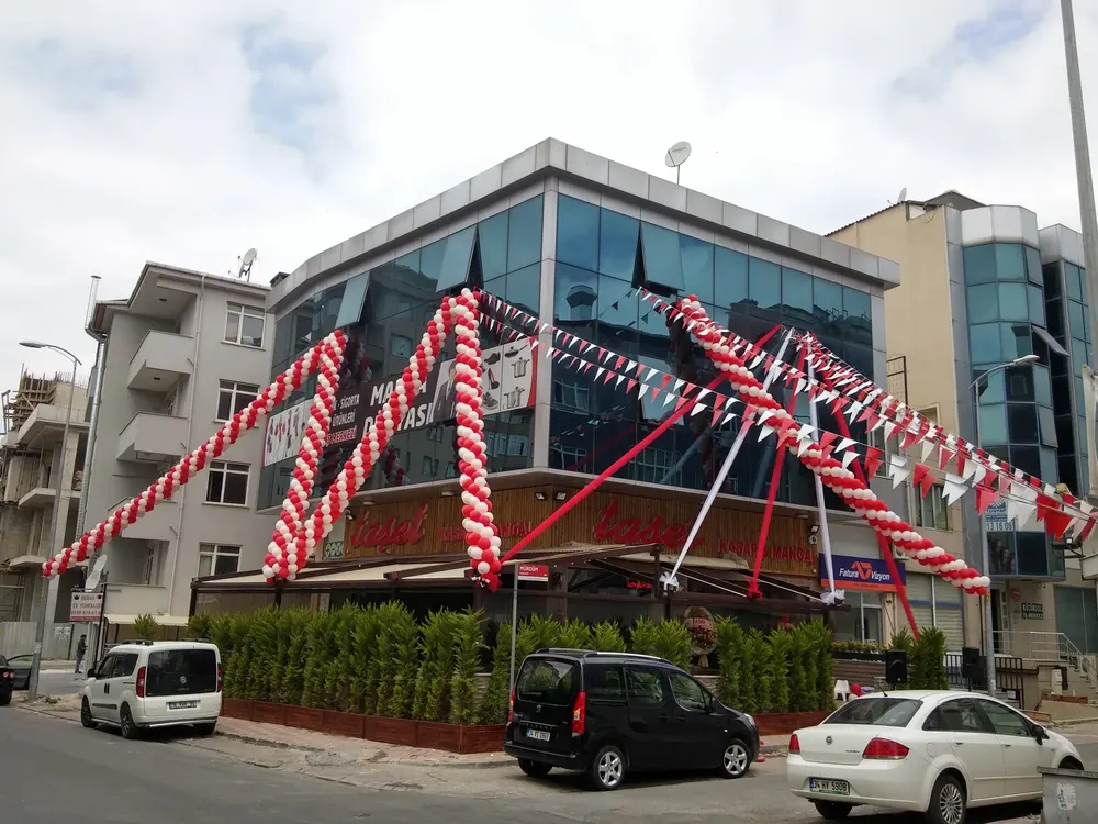 Mağaza Açılışı Balon Süsleme örneği, profesyonel kurulum — Esin Balon