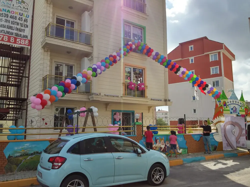 İstanbul mağaza açılışı balon süsleme uygulaması — Esin Balon organizasyon