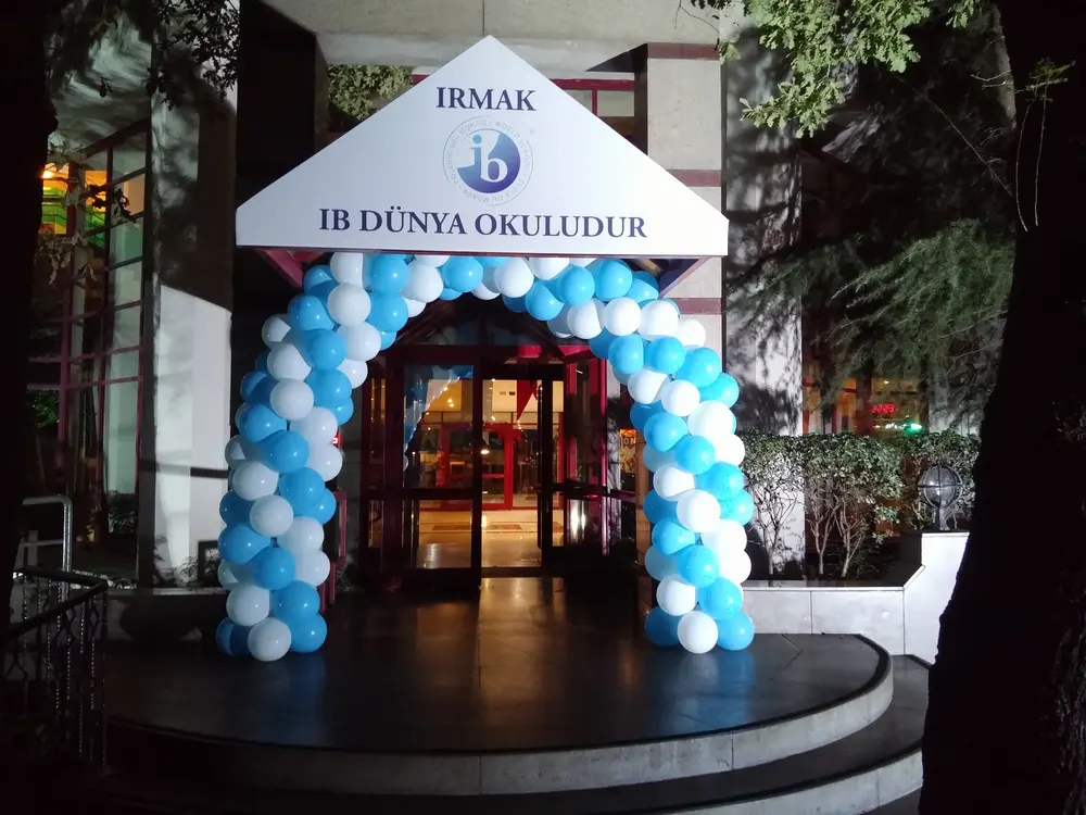 Mağaza Açılışı Balon Süsleme örneği, profesyonel kurulum — Esin Balon