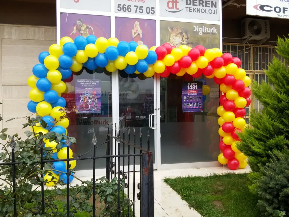 İstanbul mağaza açılışı balon süsleme uygulaması — Esin Balon organizasyon