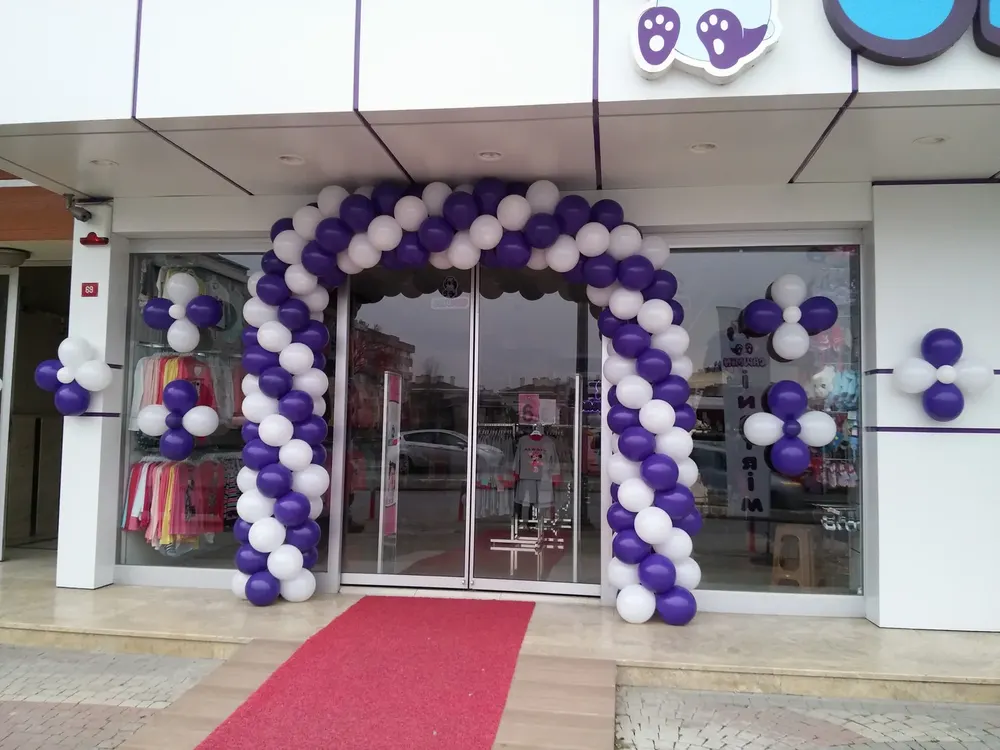 Mağaza Açılışı Balon Süsleme örneği, profesyonel kurulum — Esin Balon
