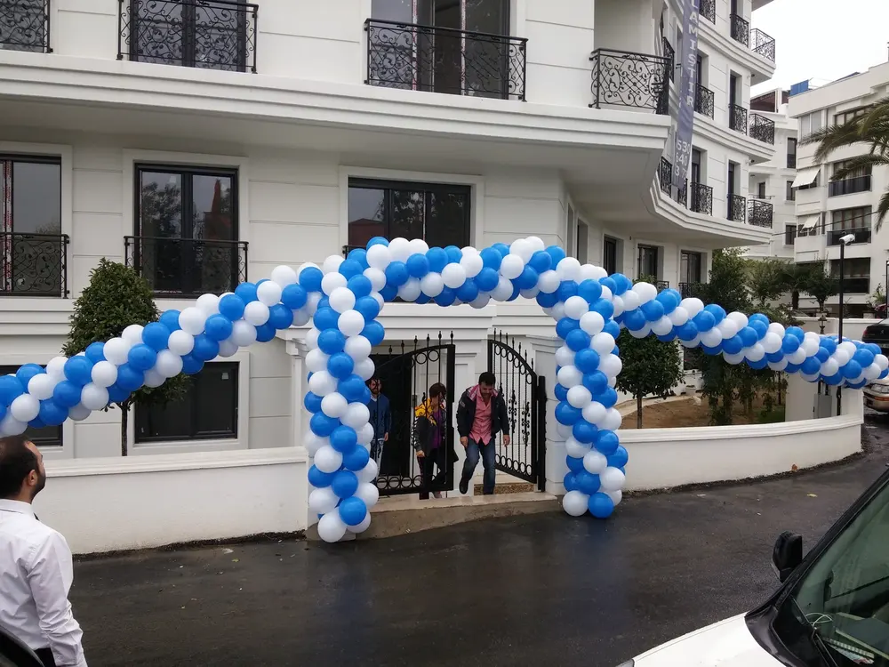 İstanbul mağaza açılışı balon süsleme uygulaması — Esin Balon organizasyon