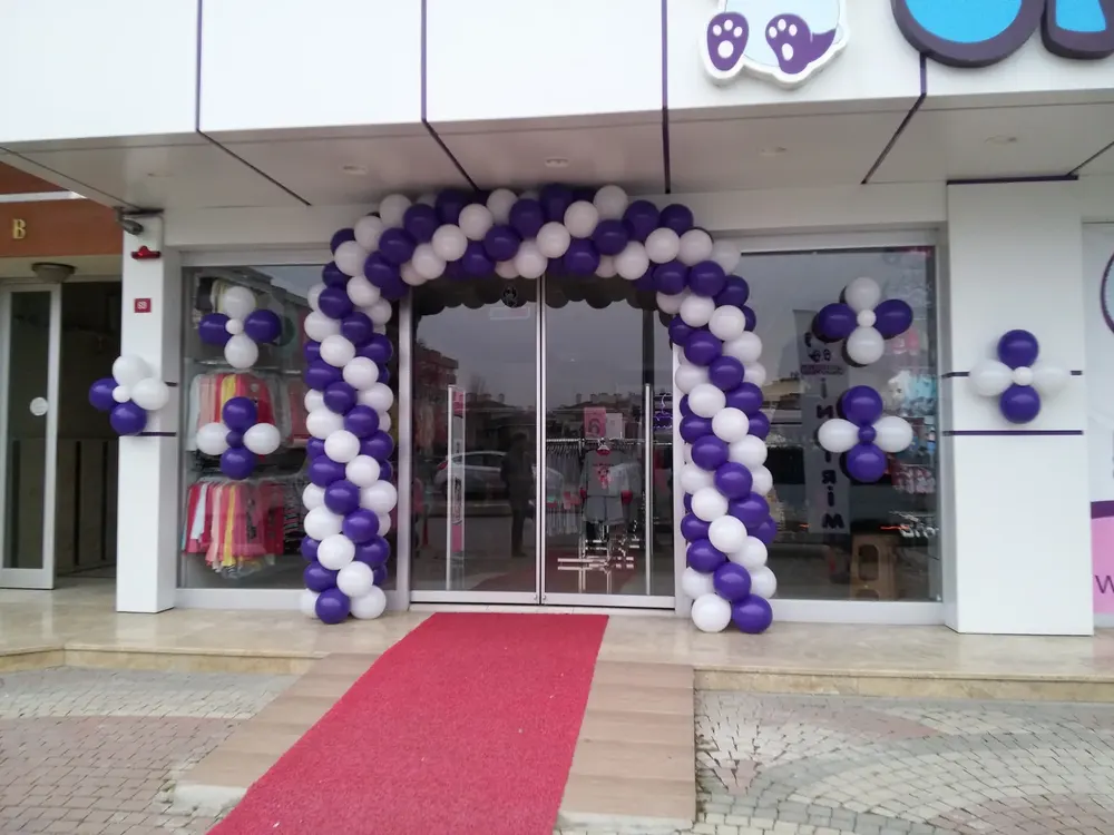 Mağaza Açılışı Balon Süsleme örneği, profesyonel kurulum — Esin Balon