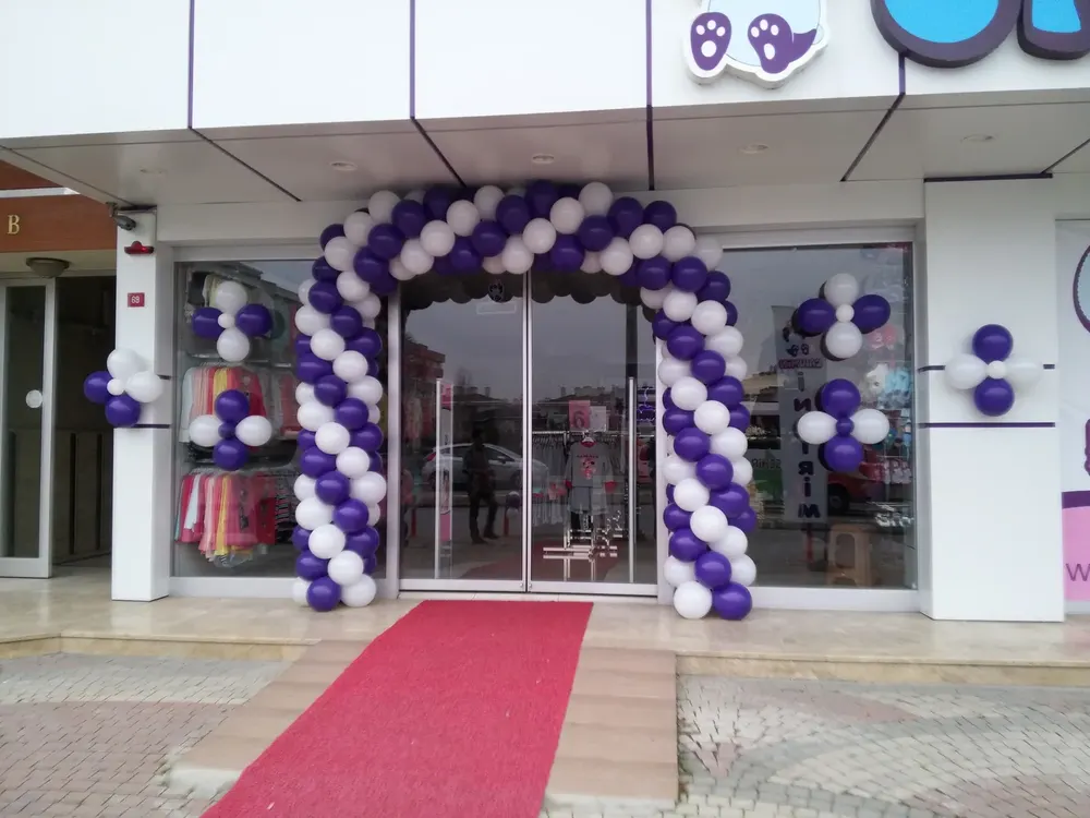 Mağaza Açılışı Balon Süsleme örneği, profesyonel kurulum — Esin Balon
