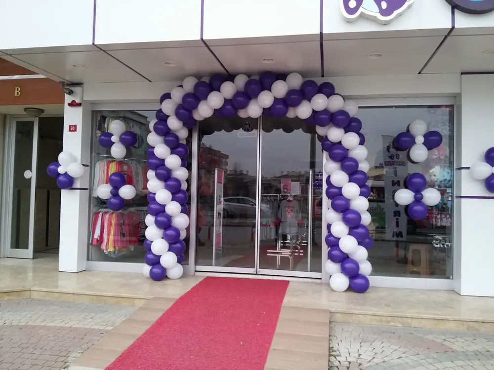Mağaza Açılışı Balon Süsleme örneği, profesyonel kurulum — Esin Balon