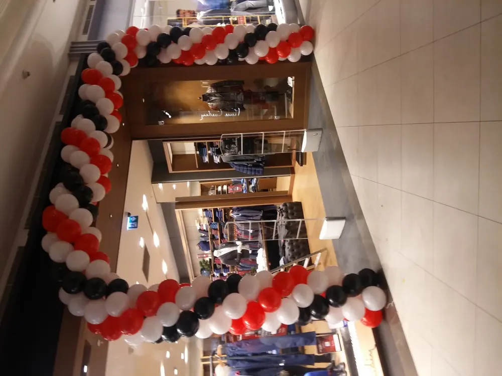 İstanbul mağaza açılışı balon süsleme uygulaması — Esin Balon organizasyon