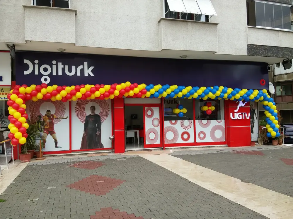 İstanbul mağaza açılışı balon süsleme uygulaması — Esin Balon organizasyon