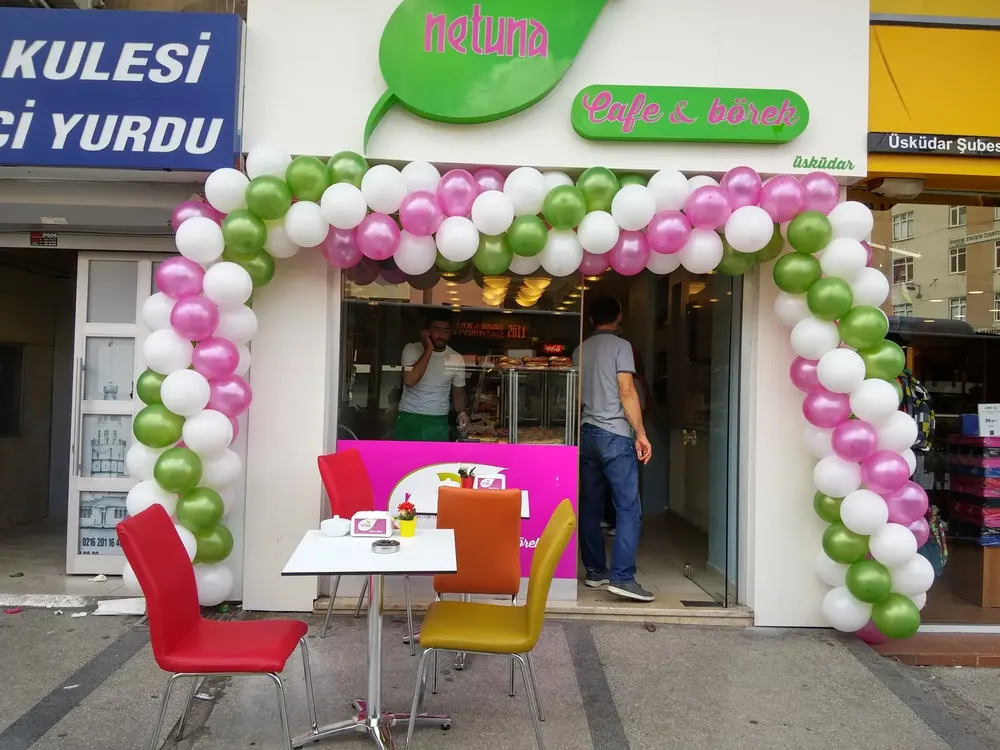 İstanbul mağaza açılışı balon süsleme uygulaması — Esin Balon organizasyon