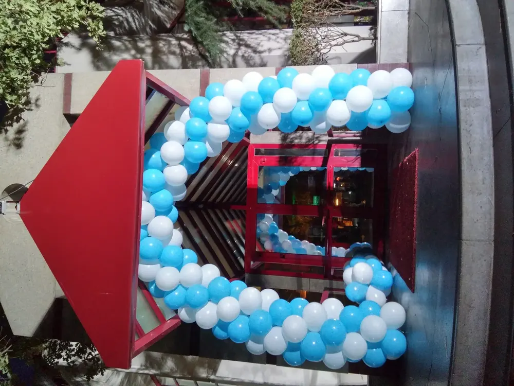 İstanbul mağaza açılışı balon süsleme uygulaması — Esin Balon organizasyon