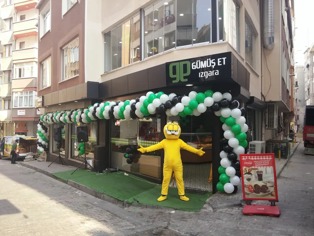 İstanbul mağaza açılışı balon süsleme uygulaması — Esin Balon organizasyon