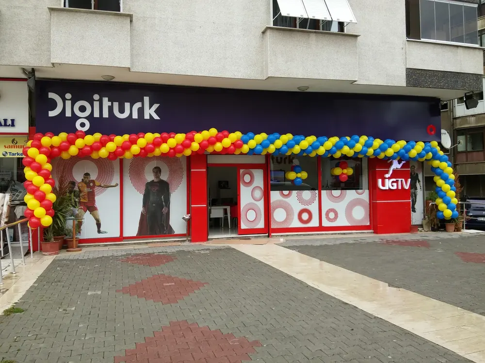 İstanbul mağaza açılışı balon süsleme uygulaması — Esin Balon organizasyon
