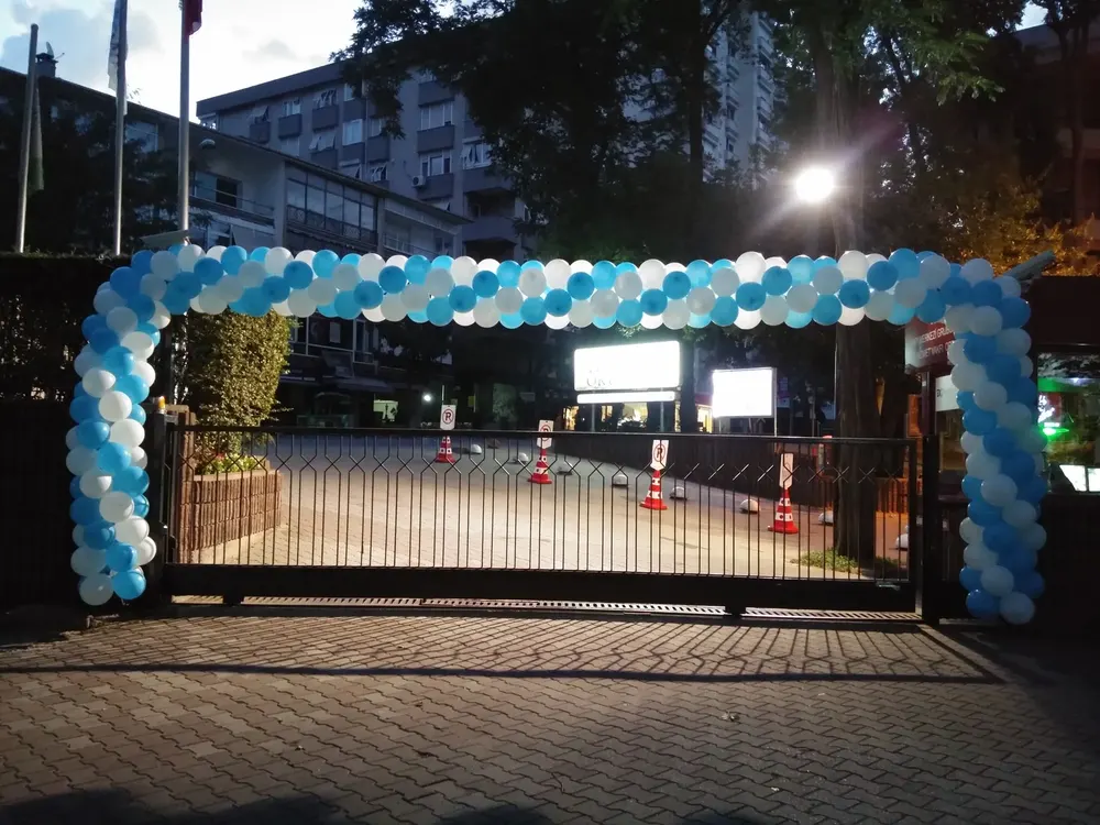 İstanbul mağaza açılışı balon süsleme uygulaması — Esin Balon organizasyon