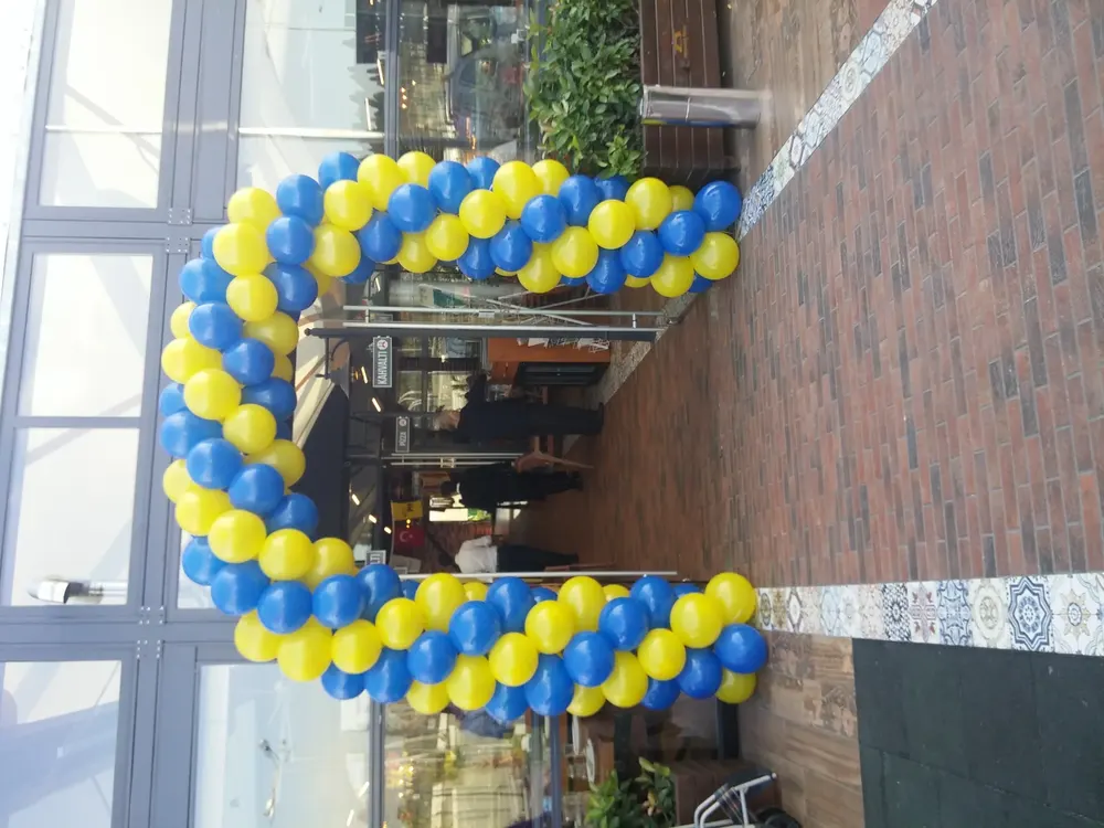 İstanbul mağaza açılışı balon süsleme uygulaması — Esin Balon organizasyon