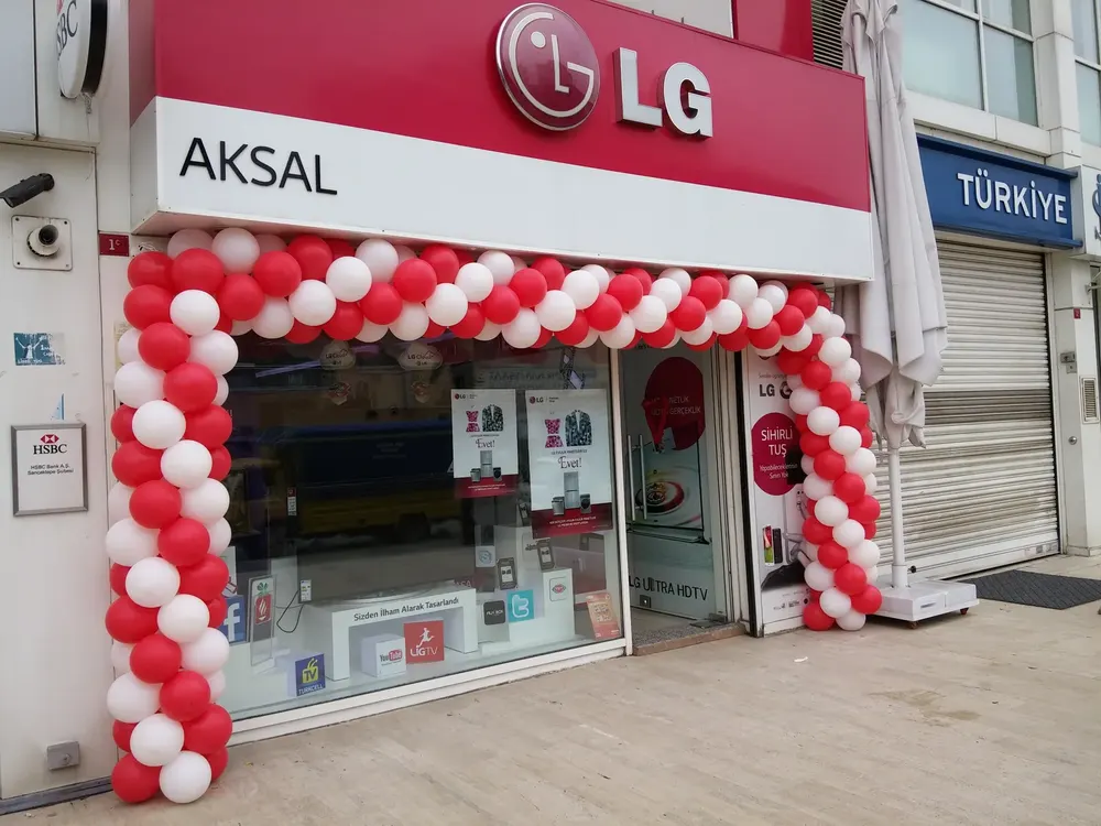 İstanbul mağaza açılışı balon süsleme uygulaması — Esin Balon organizasyon