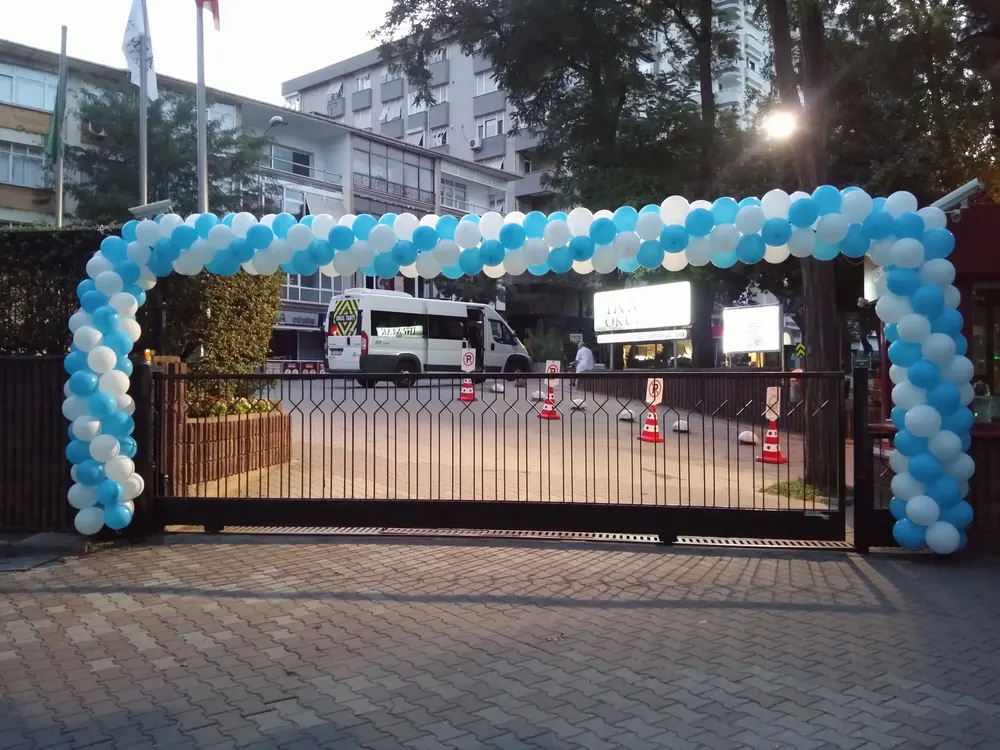 İstanbul mağaza açılışı balon süsleme uygulaması — Esin Balon organizasyon