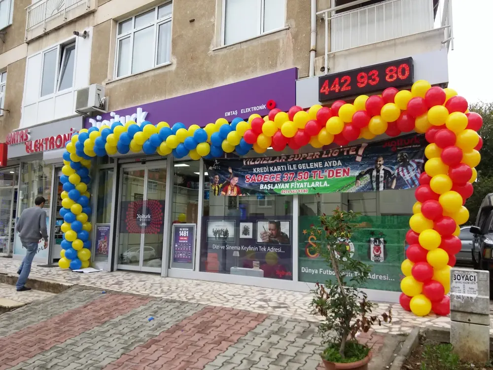 İstanbul mağaza açılışı balon süsleme uygulaması — Esin Balon organizasyon