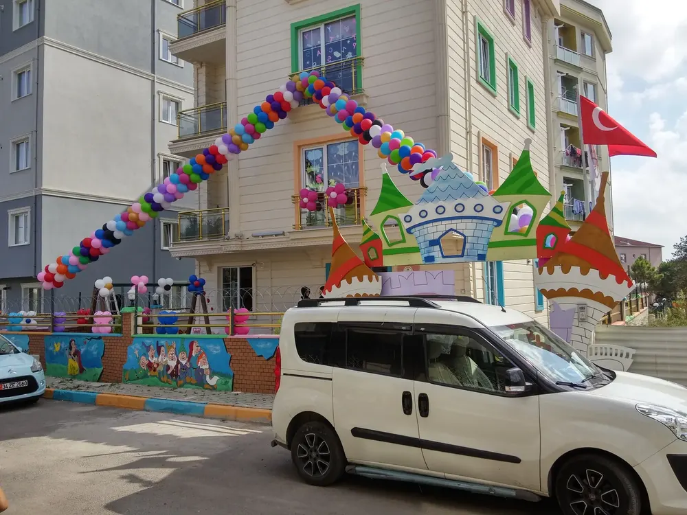 İstanbul mağaza açılışı balon süsleme uygulaması — Esin Balon organizasyon