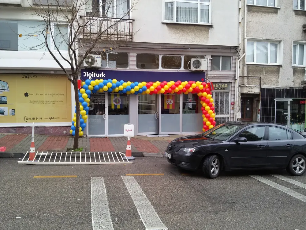 İstanbul mağaza açılışı balon süsleme uygulaması — Esin Balon organizasyon