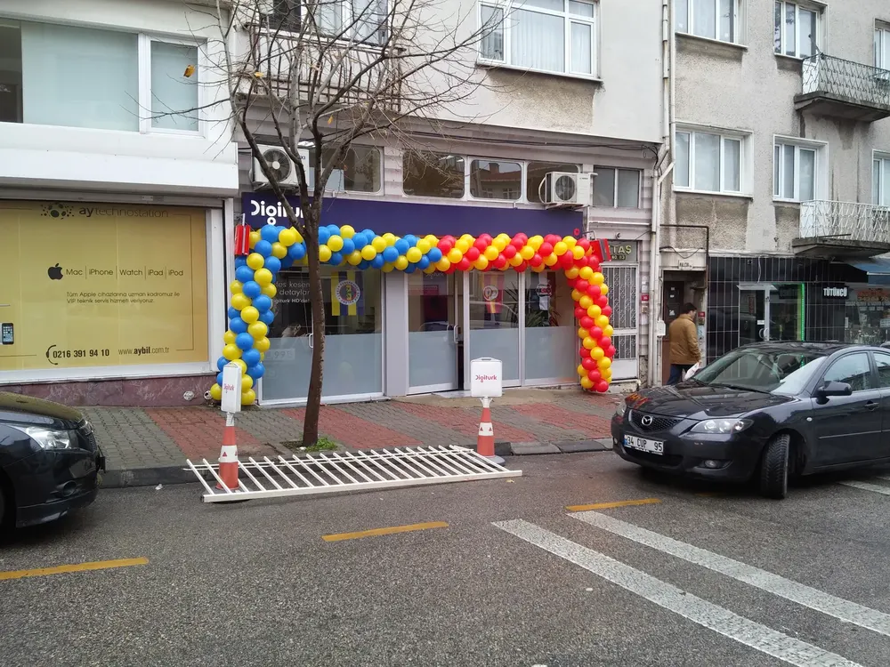 İstanbul mağaza açılışı balon süsleme uygulaması — Esin Balon organizasyon