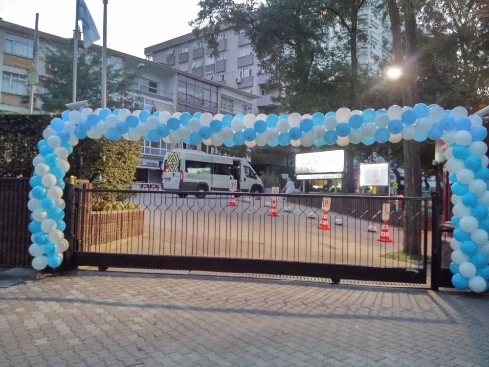 İstanbul mağaza açılışı balon süsleme uygulaması — Esin Balon organizasyon