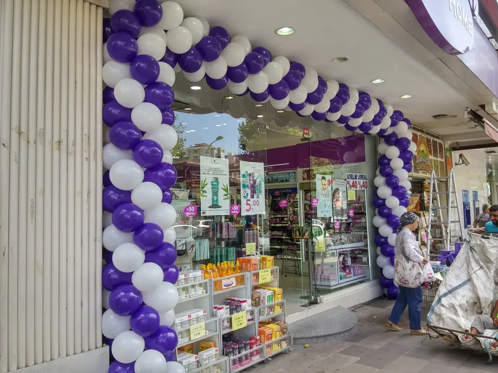 Mağaza Açılışı Balon Süsleme örneği, profesyonel kurulum — Esin Balon
