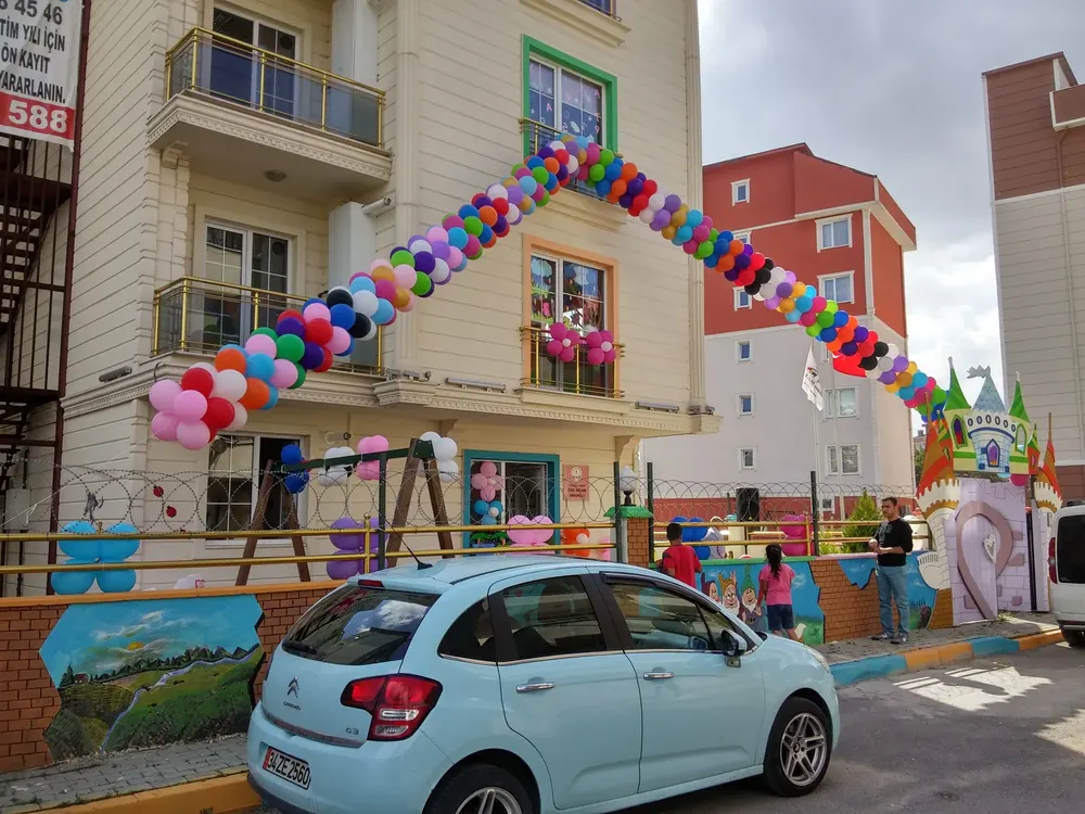 İstanbul mağaza açılışı balon süsleme uygulaması — Esin Balon organizasyon