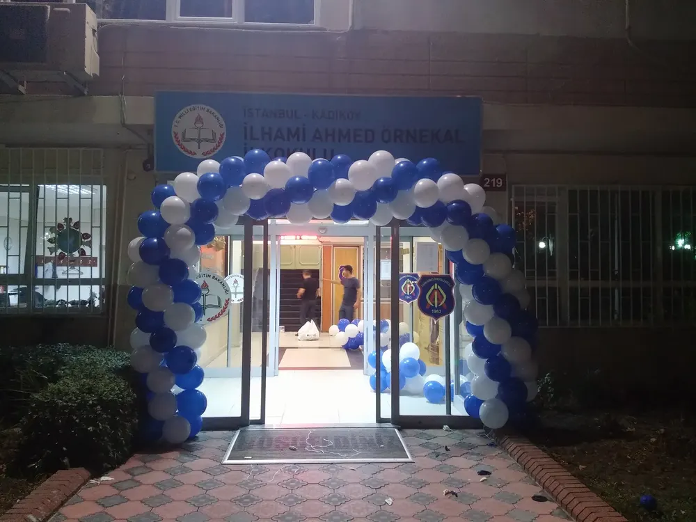 İstanbul mezuniyet ve okul balon süsleme uygulaması — Esin Balon organizasyon