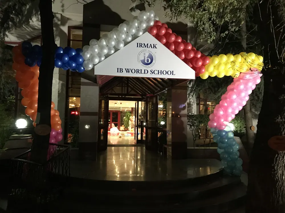 Mezuniyet ve Okul Balon Süsleme örneği, profesyonel kurulum — Esin Balon