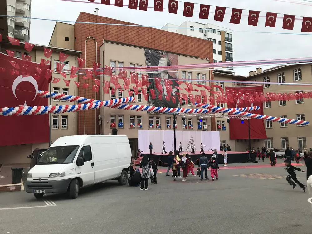 İstanbul mezuniyet ve okul balon süsleme uygulaması — Esin Balon organizasyon