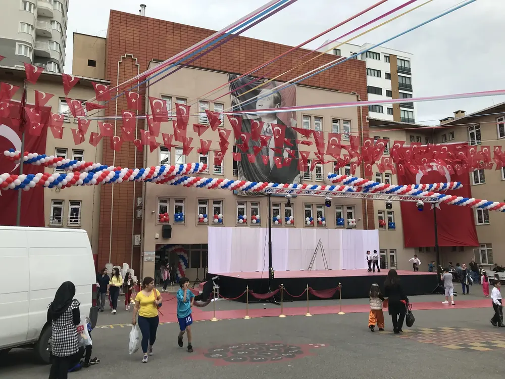 Mezuniyet ve Okul Balon Süsleme örneği, profesyonel kurulum — Esin Balon