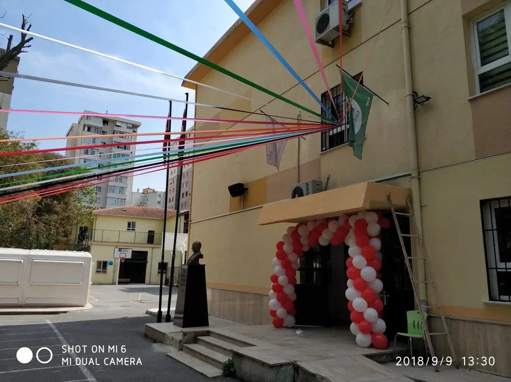 Mezuniyet ve Okul Balon Süsleme örneği, profesyonel kurulum — Esin Balon