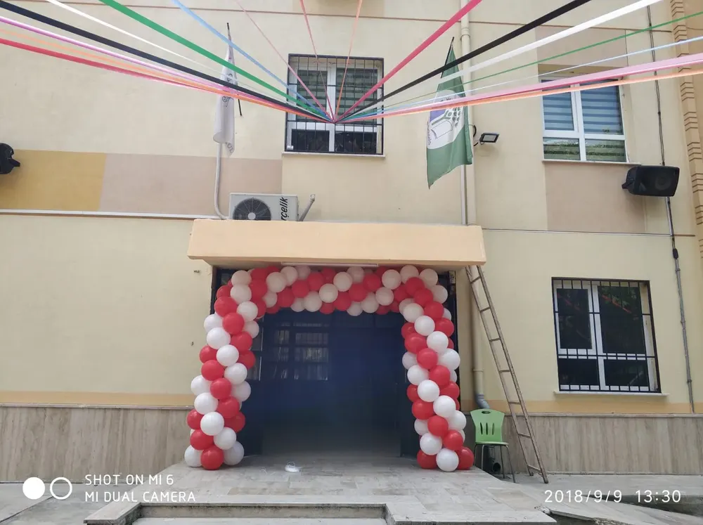 Mezuniyet ve Okul Balon Süsleme örneği, profesyonel kurulum — Esin Balon