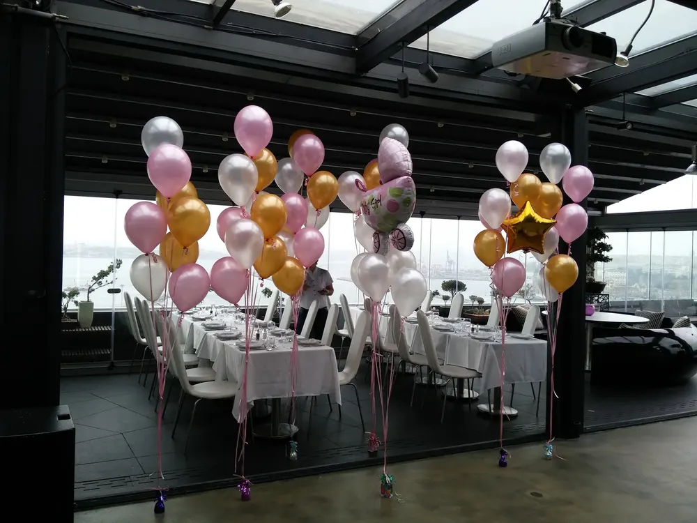 Uçan Balon Süsleme örneği, profesyonel kurulum — Esin Balon
