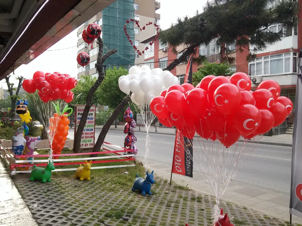 Uçan Balon Süsleme örneği, profesyonel kurulum — Esin Balon