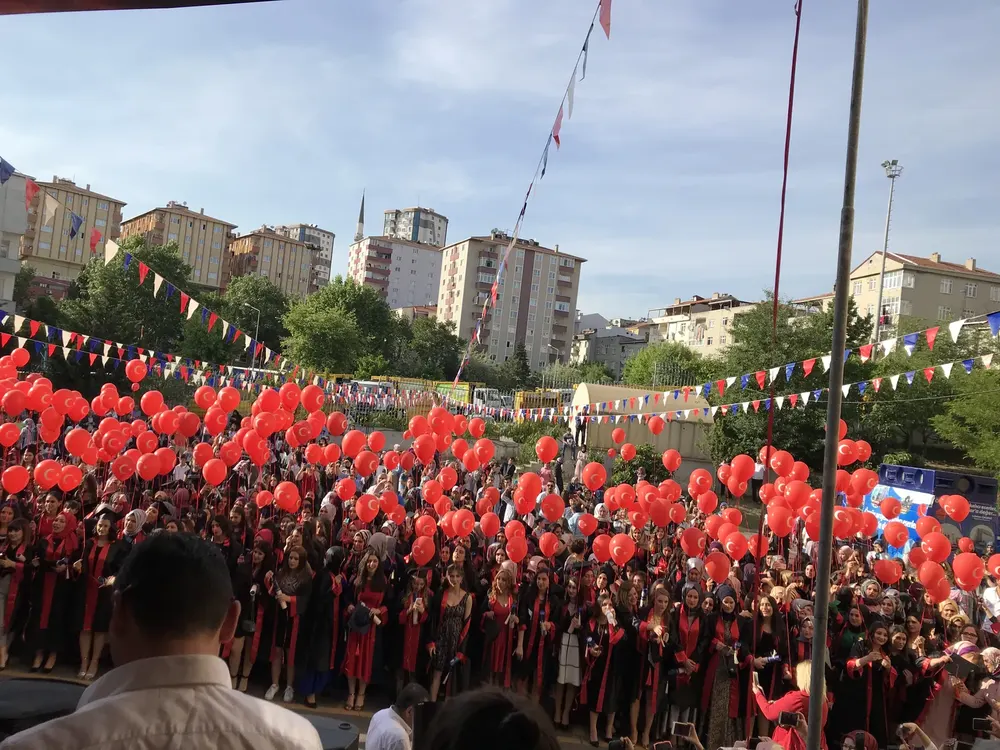 İstanbul uçan balon süsleme uygulaması — Esin Balon organizasyon