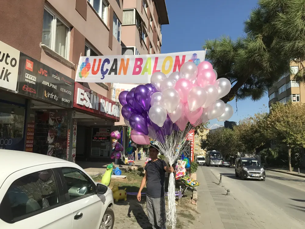 Uçan Balon Süsleme örneği, profesyonel kurulum — Esin Balon