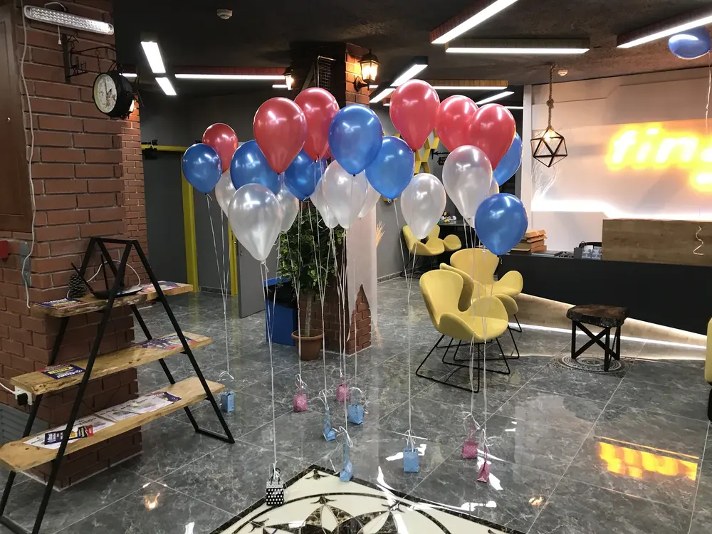 Uçan Balon Süsleme örneği, profesyonel kurulum — Esin Balon